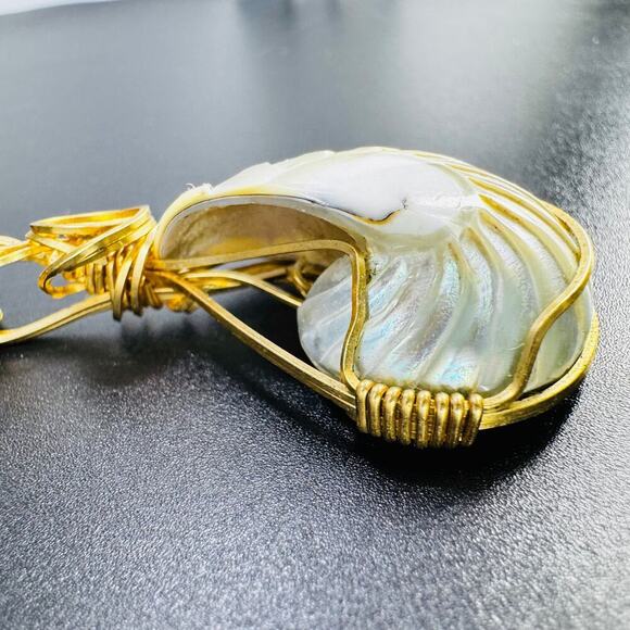 Iridescent Sea Shell Spiral Wired Pendant Gold Tone Chain Necklace 18" - Picture 10 of 13